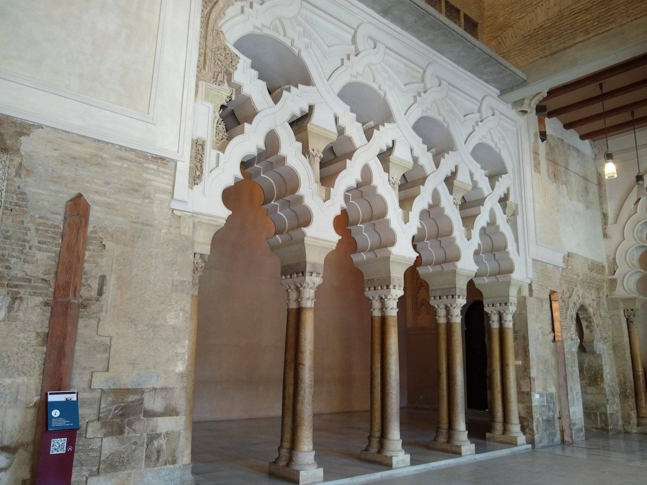 stunning Moorish columns at Aljafería Palace (Palacio de la Aljafería)