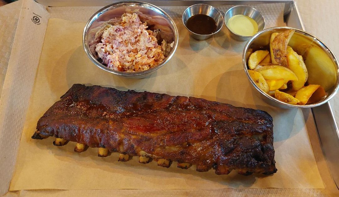 Barbaros Smoke House BBQ: A Culinary Gem in Valencia with Charming Decor and Delectable Flavors